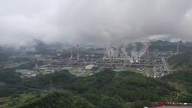 航拍四川山区天然气工厂视频的预览图
